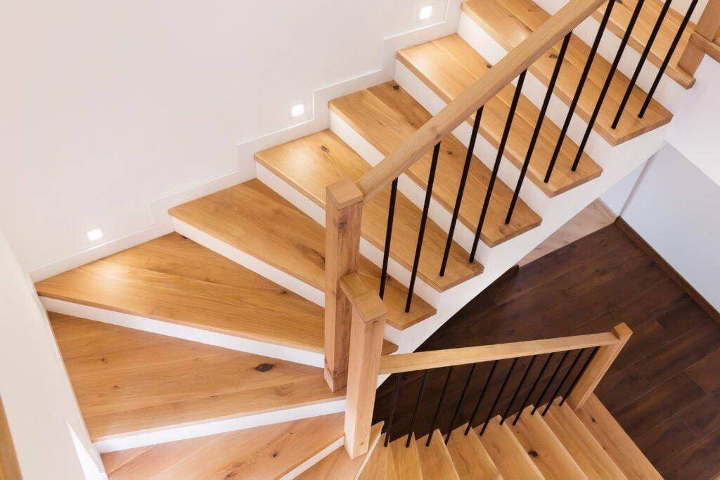 elegante Treppe aus Holz